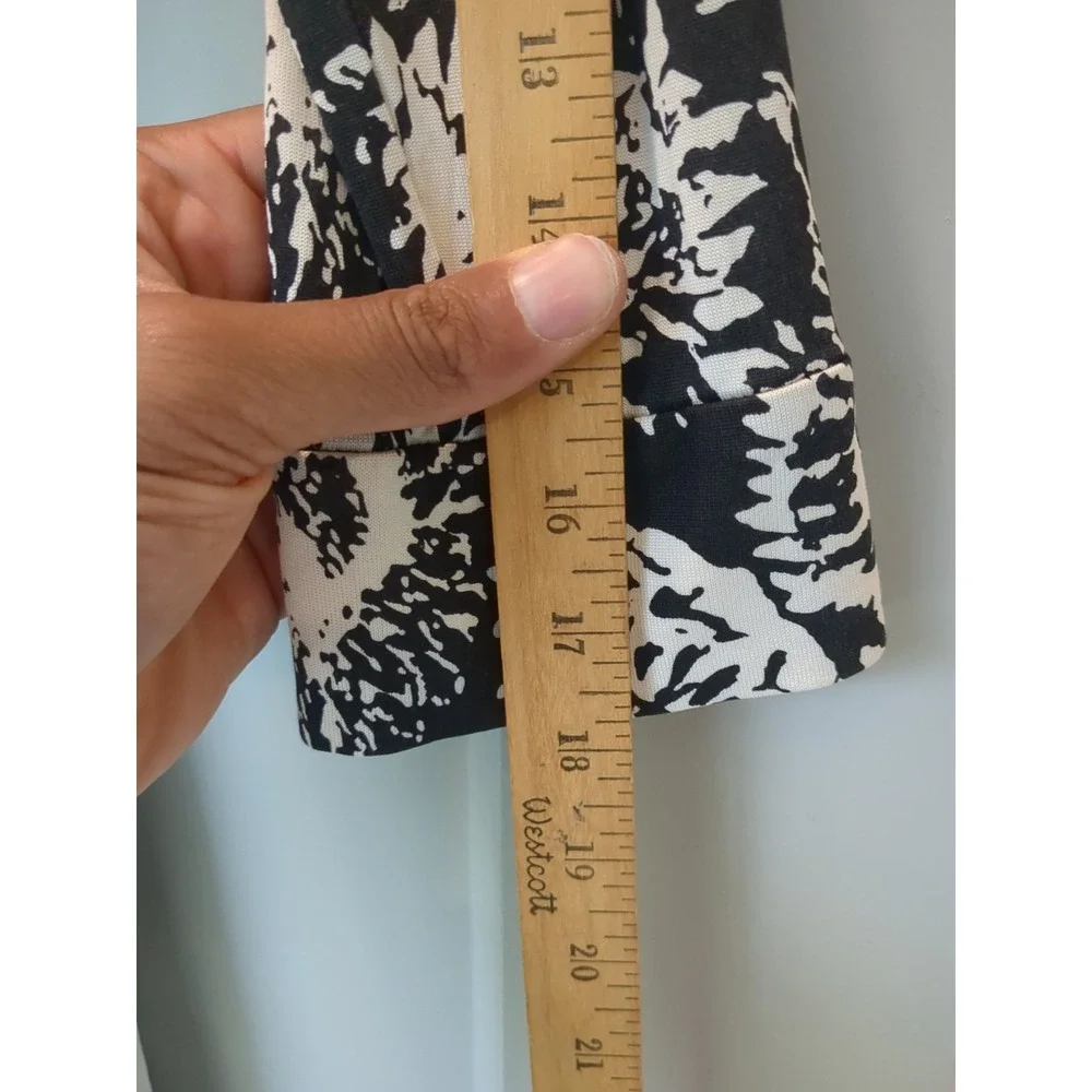Diane Von Furstenburg Vintage Size 6 100% Silk Wrap Floral Dress‎